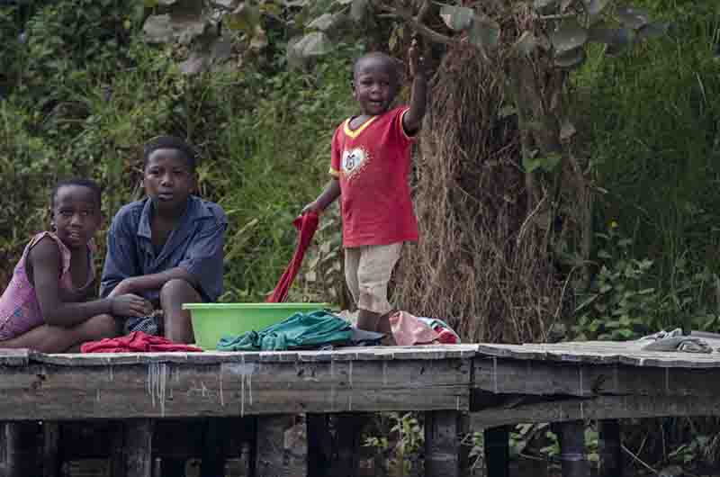 60 - Uganda - lago Bunyonyi - jovenes saludando
